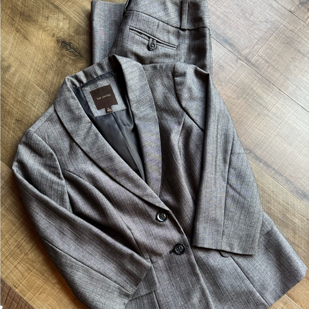 The Limited Gray Business Pantsuit with Notched Lapels and Relaxed Fit